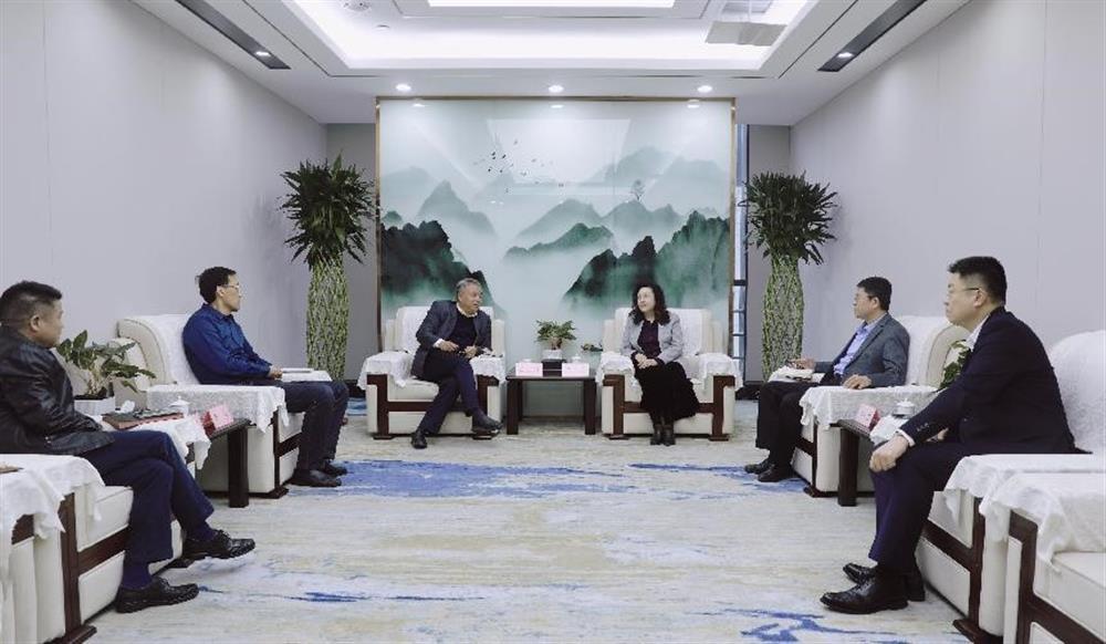济钢集团党委书记、董事长苗刚一行到产发集团交流座谈