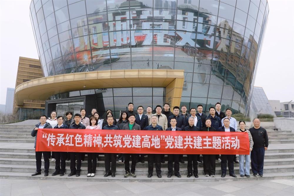 市国资委党建与统战工作处、宣传与群团工作处与产发集团联合开展“党建共建”志愿植树活动