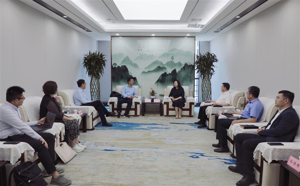 建投投资一行到产发集团洽谈合作