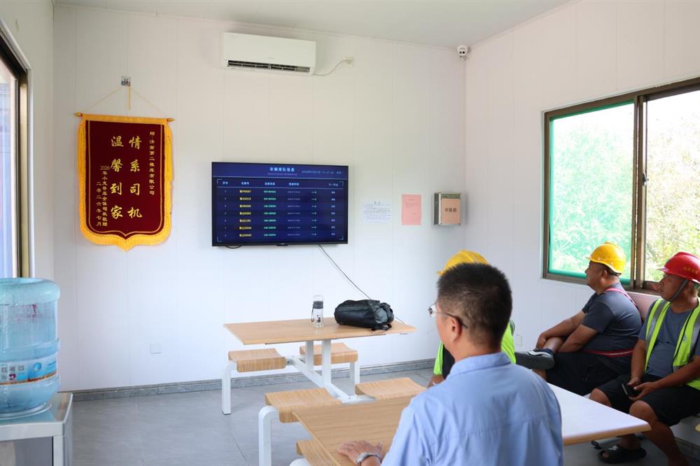 锦旗映初心 服务暖粮途